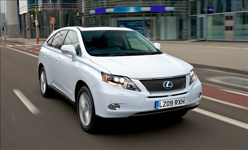 The new Lexus RX 450h follows on from the 2005 launch of the ground-breaking 