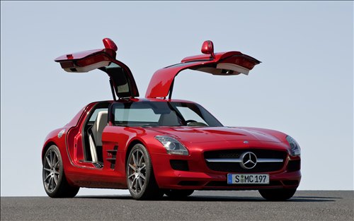 The first Mercedes SLS AMG videos shows the car in testing on a race track