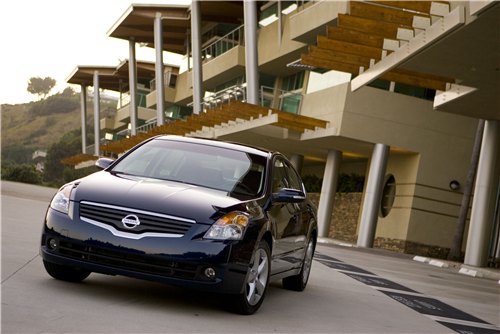 More than most midsize cars in its price range, the 2009 Nissan Altima can 