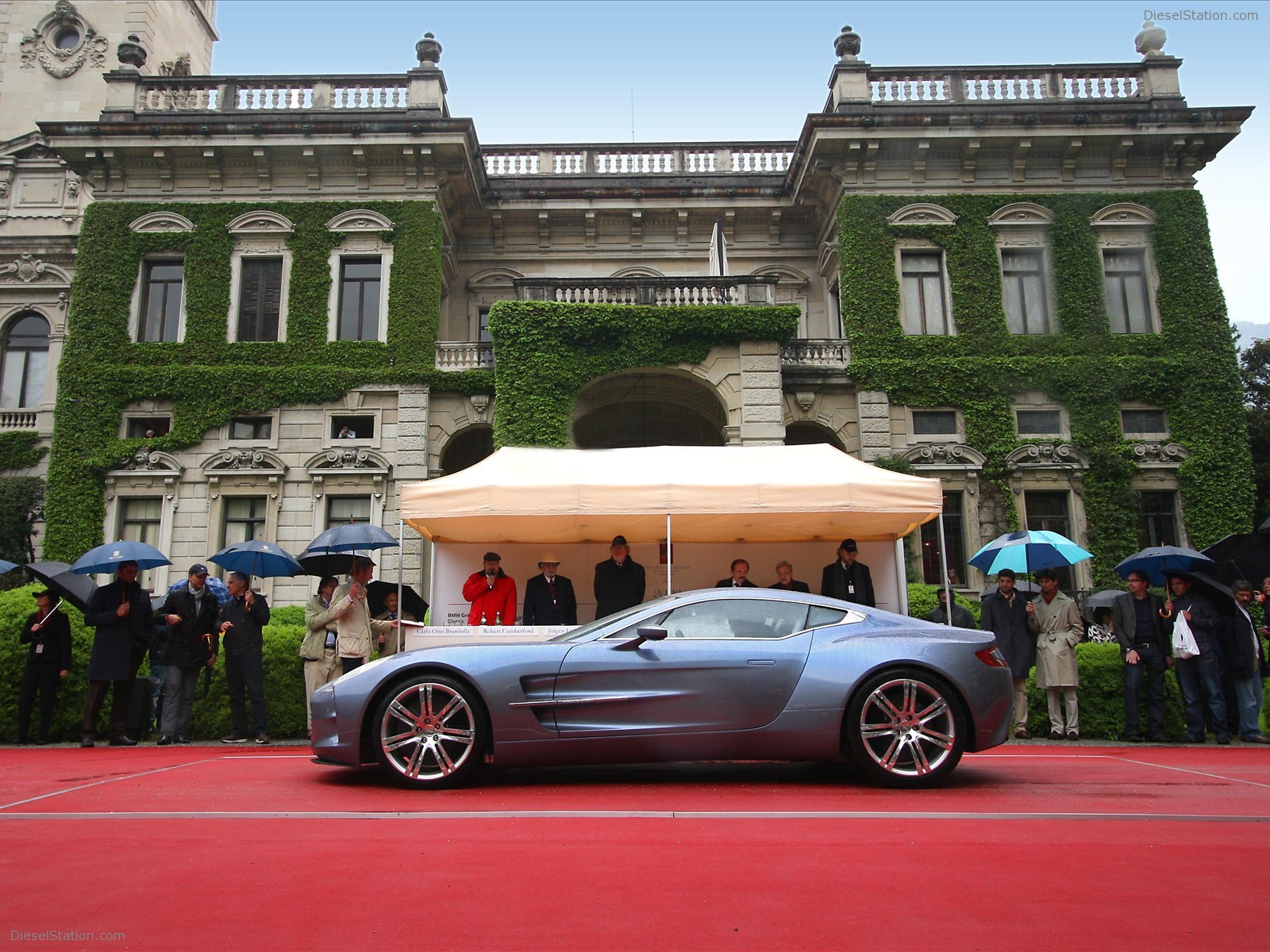 Aston Martin One 77 Breaks 220 MPH Record