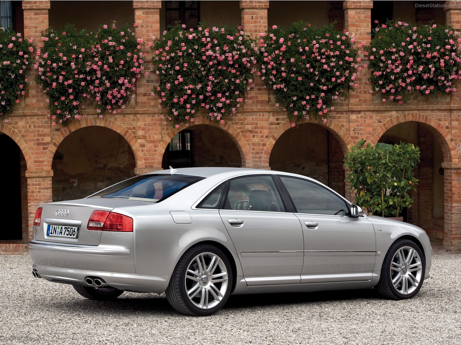 Audi-S8-2005-006.jpg