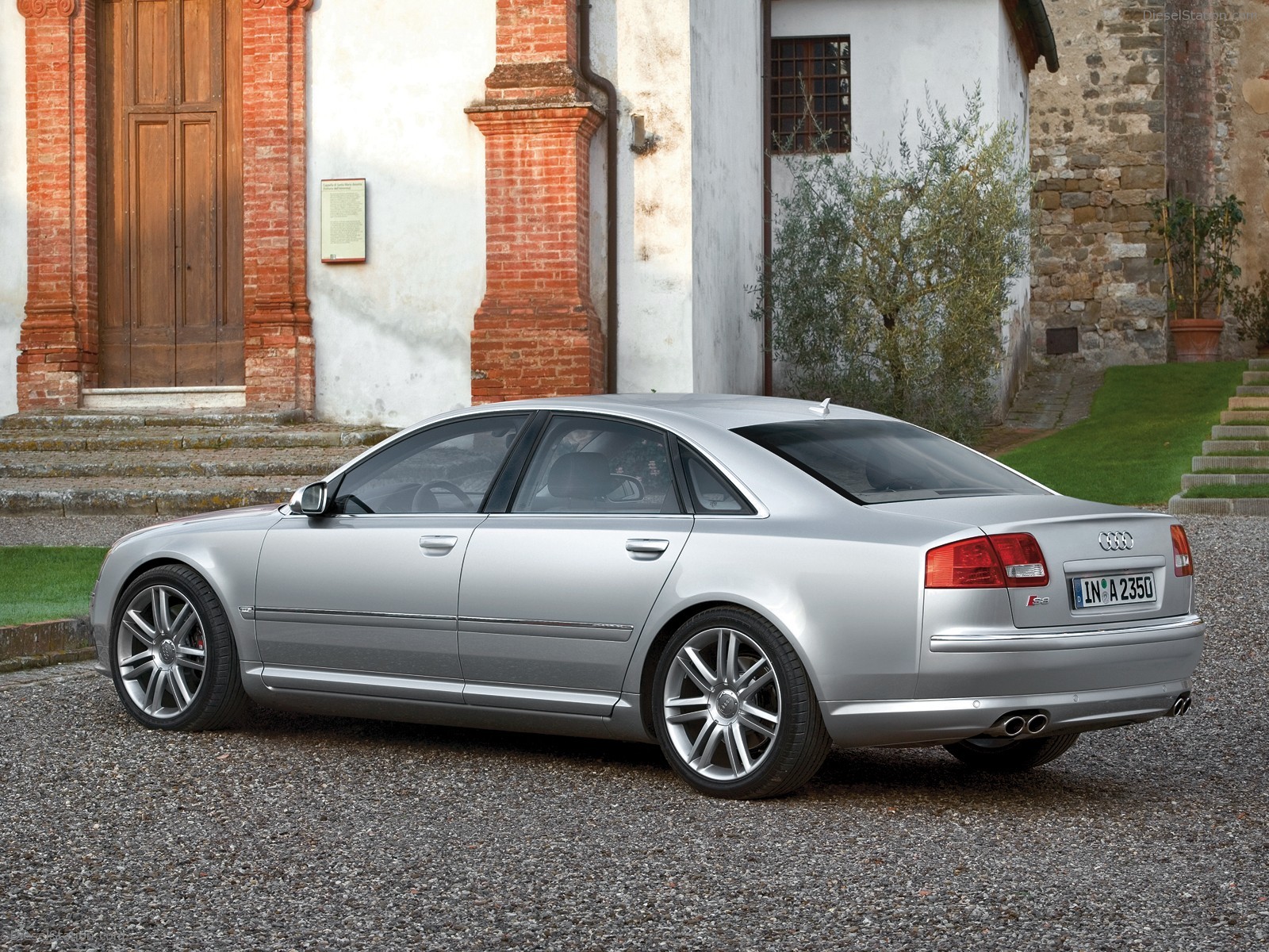 Audi-S8-2005-009.jpg