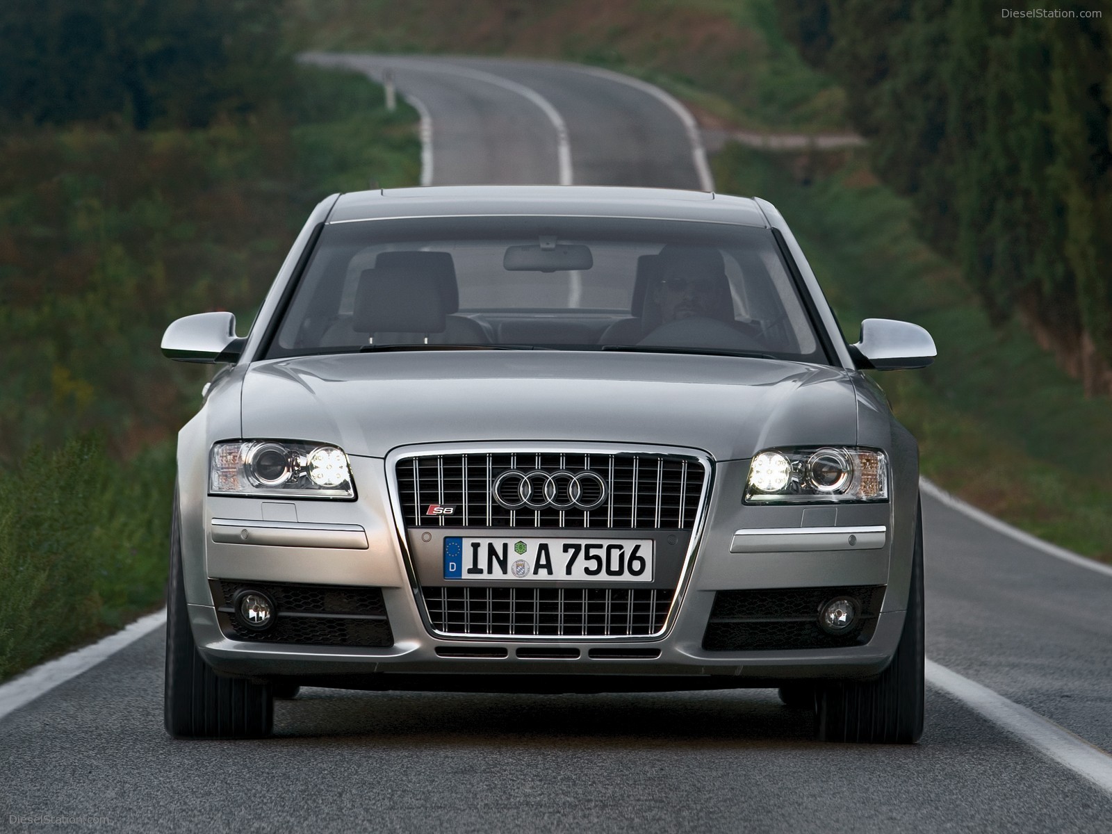 Audi-S8-2005-015.jpg