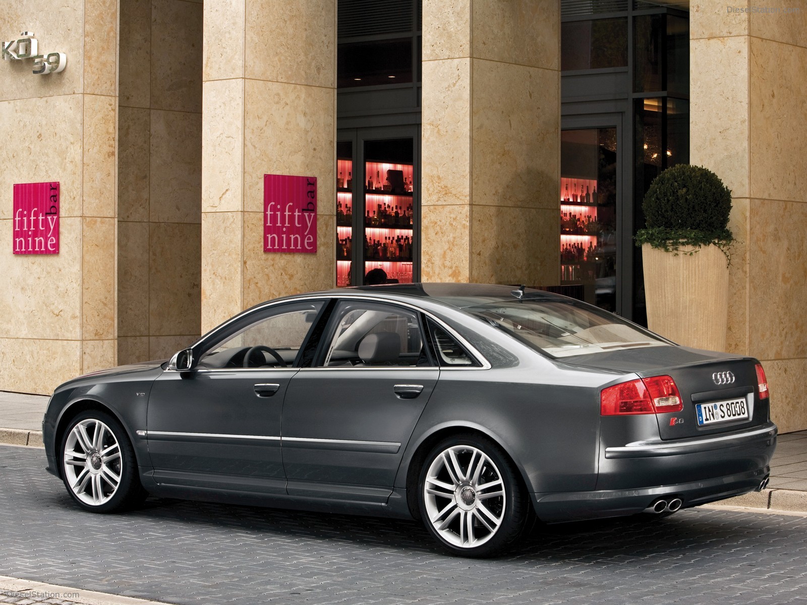 Audi-S8-2005-038.jpg