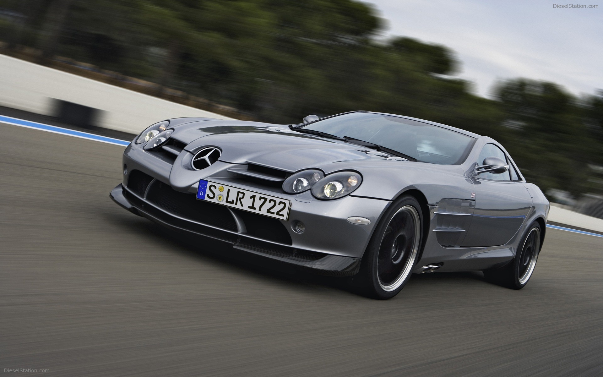 Silver mercedes benz slr mclaren 722 edition