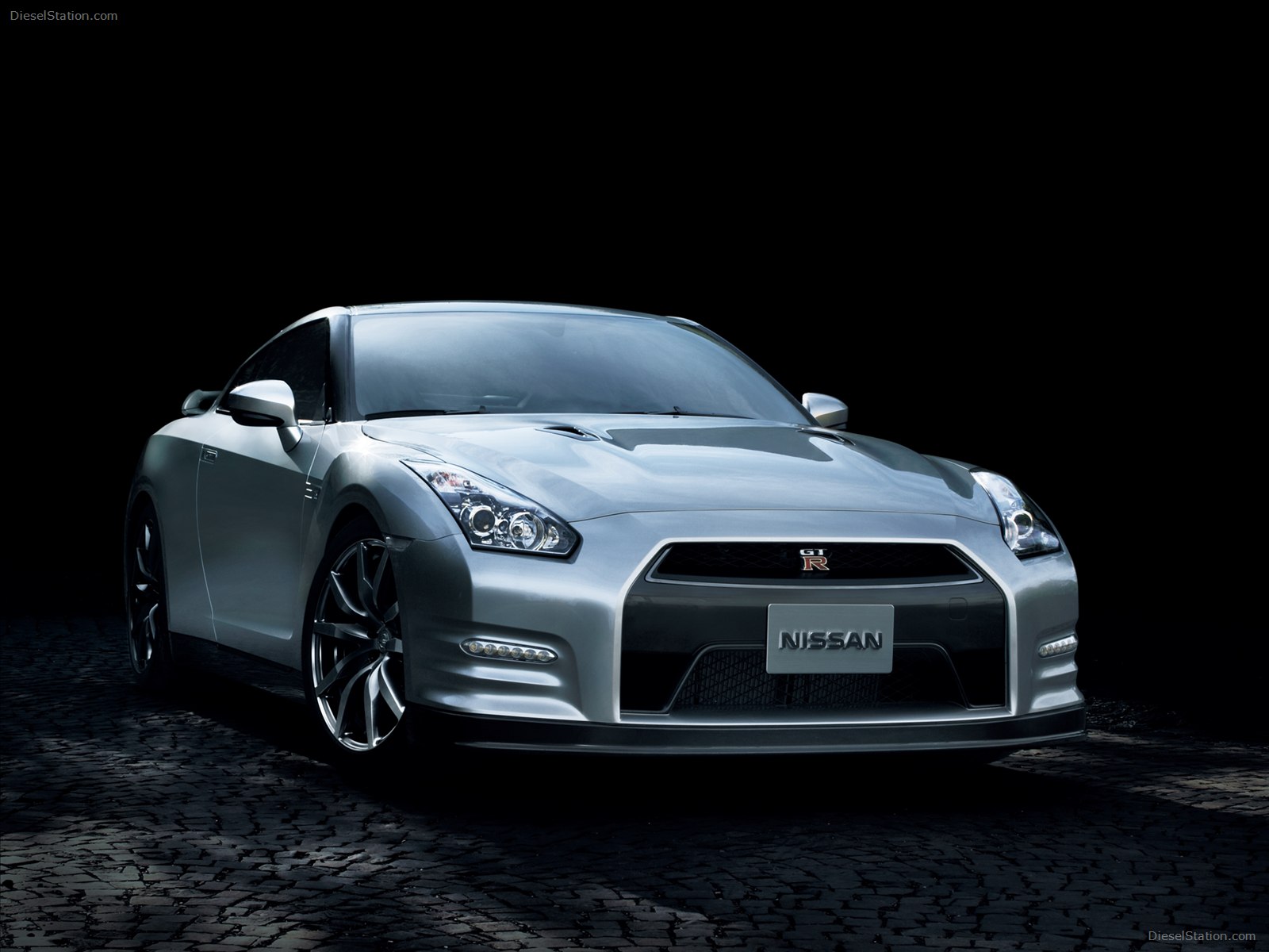 Nissan gt-r november