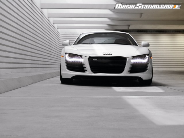 Audi R8 V8 4 2 FSI quattro 2011 Picture #24 Audi R8 V8 4 2 FSI quattro 2011 Picture #24