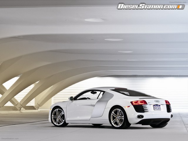 Audi R8 V8 4 2 FSI quattro 2011 Picture #5 Audi R8 V8 4 2 FSI quattro 2011 Picture #5