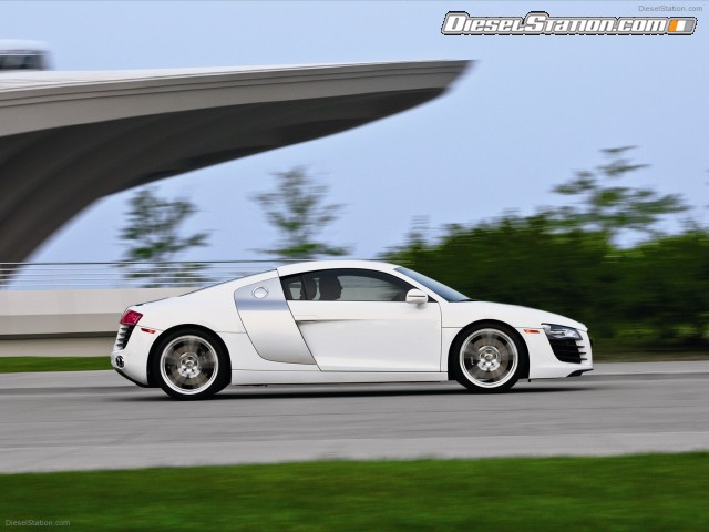 Audi R8 V8 4 2 FSI quattro 2011 Picture #3 Audi R8 V8 4 2 FSI quattro 2011 Picture #3