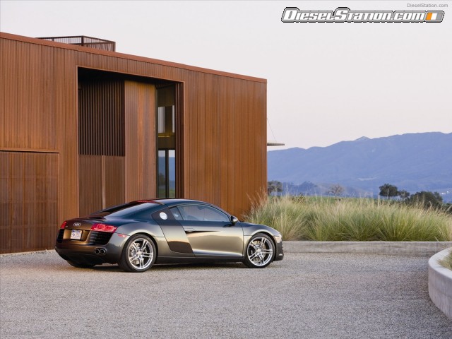 Audi R8 V8 4 2 FSI quattro 2011 Picture #11 Audi R8 V8 4 2 FSI quattro 2011 Picture #11