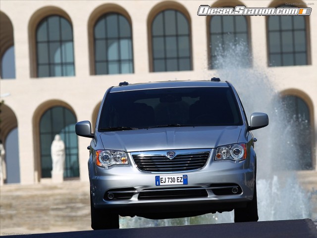 Lancia Voyager 2012 Picture #8 Lancia Voyager 2012 Picture #8