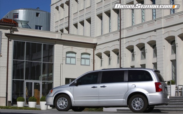 Lancia Voyager 2012 Widescreen Picture #17 Lancia Voyager 2012 Widescreen Picture #17