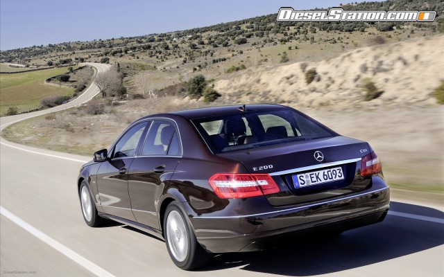 Mercedes debuts new efficient four cylinder E Class models Widescreen Picture #2 Mercedes debuts new efficient four cylinder E Class models Widescreen Picture #2