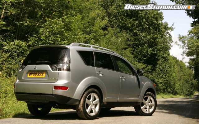 Mitsubishi Two New Outlanders To Help Relieve The Pinch Widescreen Picture #5 Mitsubishi Two New Outlanders To Help Relieve The Pinch Widescreen Picture #5