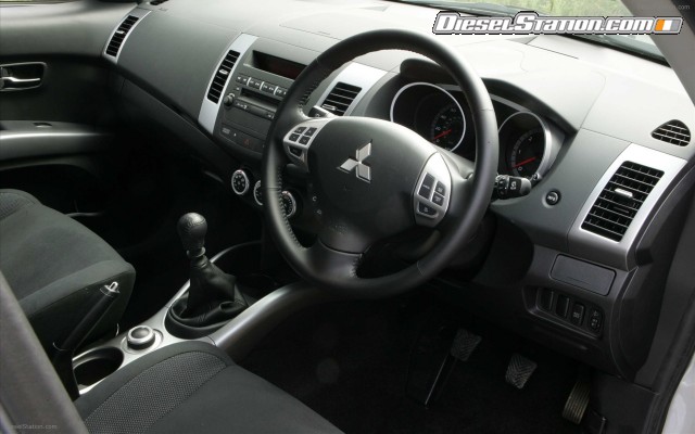 Mitsubishi Two New Outlanders To Help Relieve The Pinch Widescreen Picture #3 Mitsubishi Two New Outlanders To Help Relieve The Pinch Widescreen Picture #3