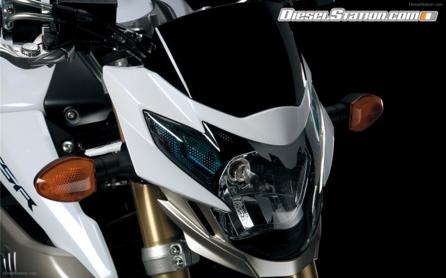 Suzuki GSR750 2011 Widescreen Picture #12 Suzuki GSR750 2011 Widescreen Picture #12