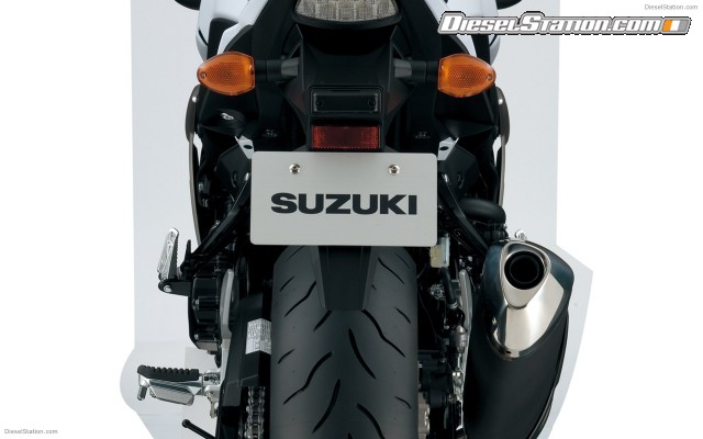 Suzuki GSR750 2011 Widescreen Picture #2 Suzuki GSR750 2011 Widescreen Picture #2