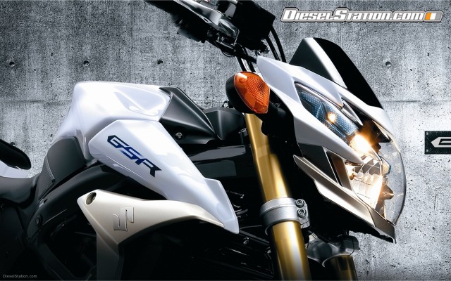 Suzuki GSR750 2011 Widescreen Picture #10 Suzuki GSR750 2011 Widescreen Picture #10