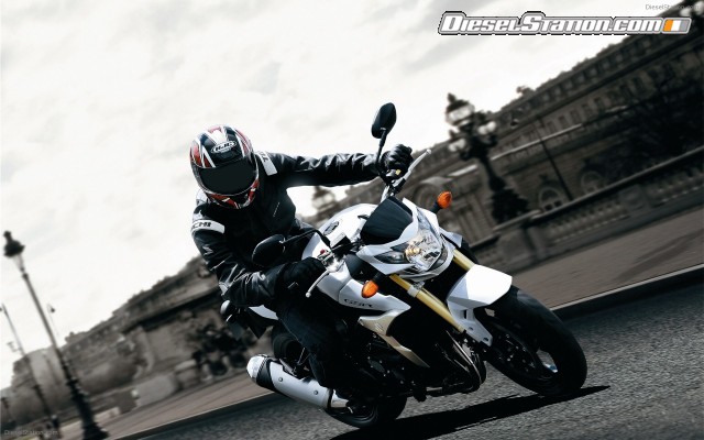 Suzuki GSR750 2011 Widescreen Picture #4 Suzuki GSR750 2011 Widescreen Picture #4