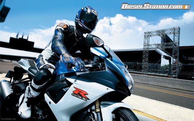 Suzuki GSX R750 2011 Widescreen Picture #3 Suzuki GSX R750 2011 Widescreen Picture #3
