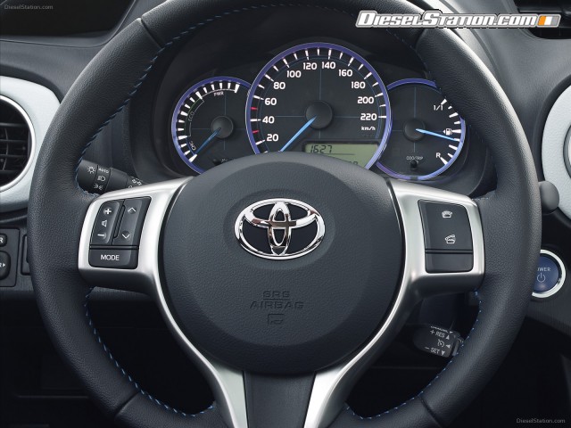 Toyota Yaris Hybrid 2013 Picture #46 Toyota Yaris Hybrid 2013 Picture #46