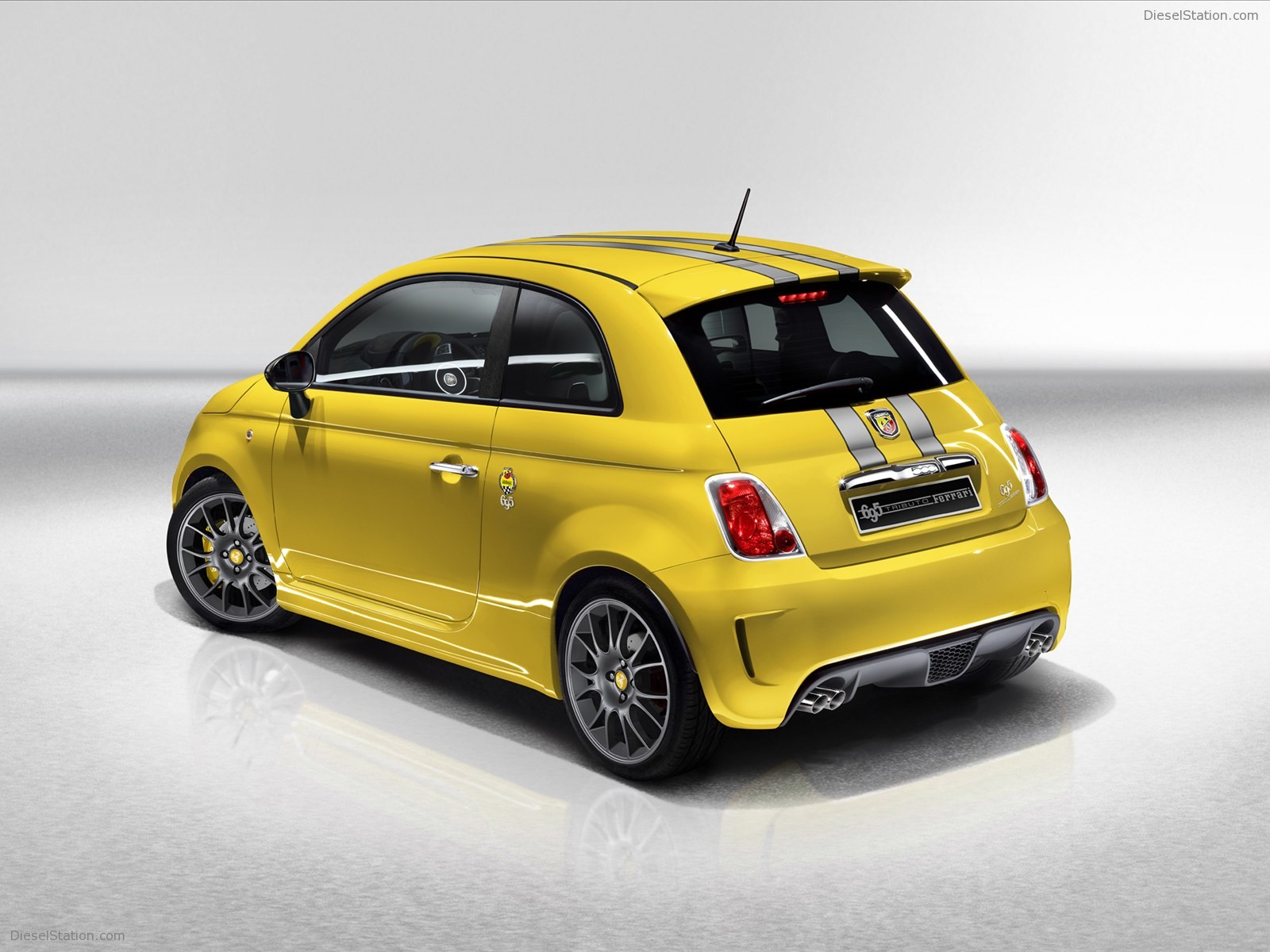 Abarth 695 Tributo Ferrari 2011