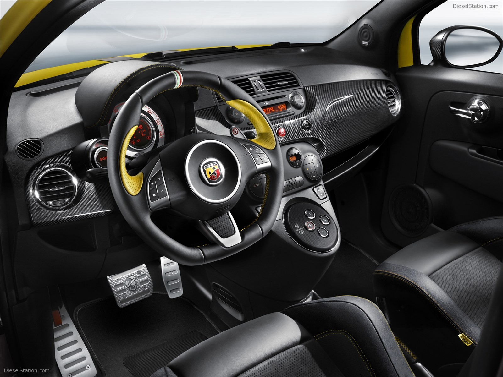 Abarth 695 Tributo Ferrari 2011