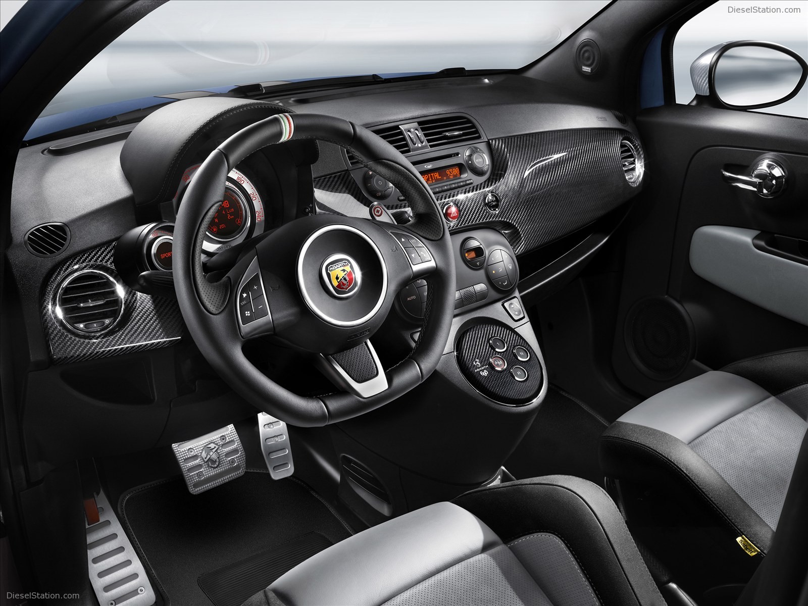 Abarth 695 Tributo Ferrari 2011