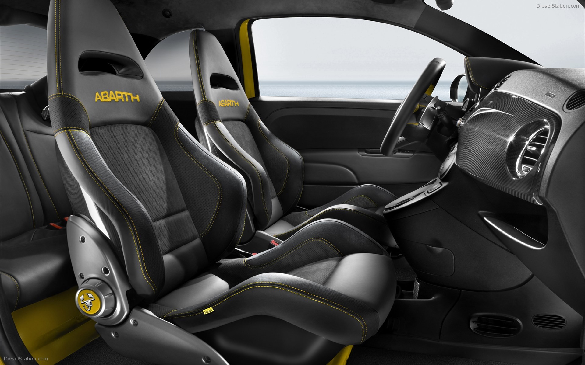 Abarth 695 Tributo Ferrari 2011