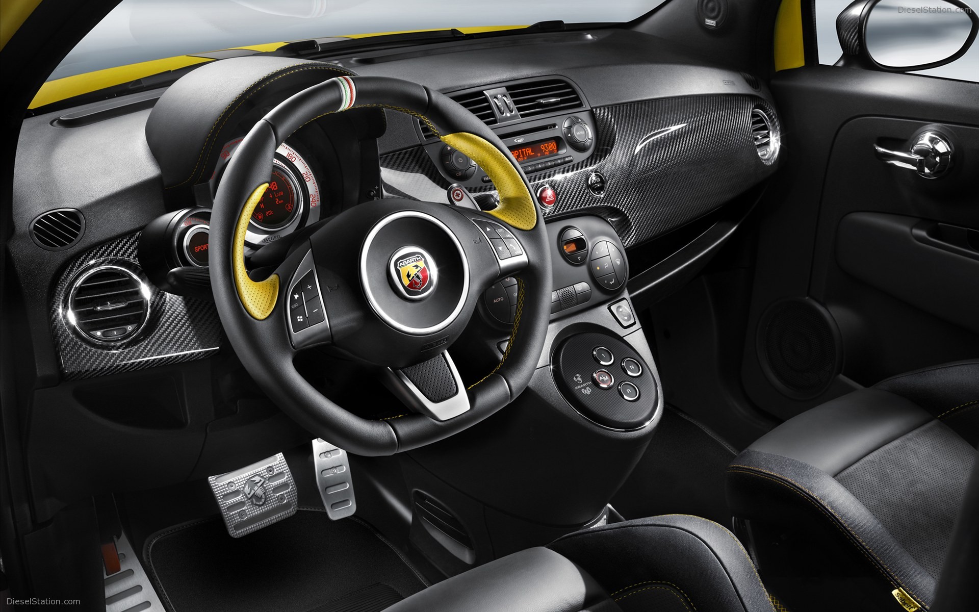 Abarth 695 Tributo Ferrari 2011