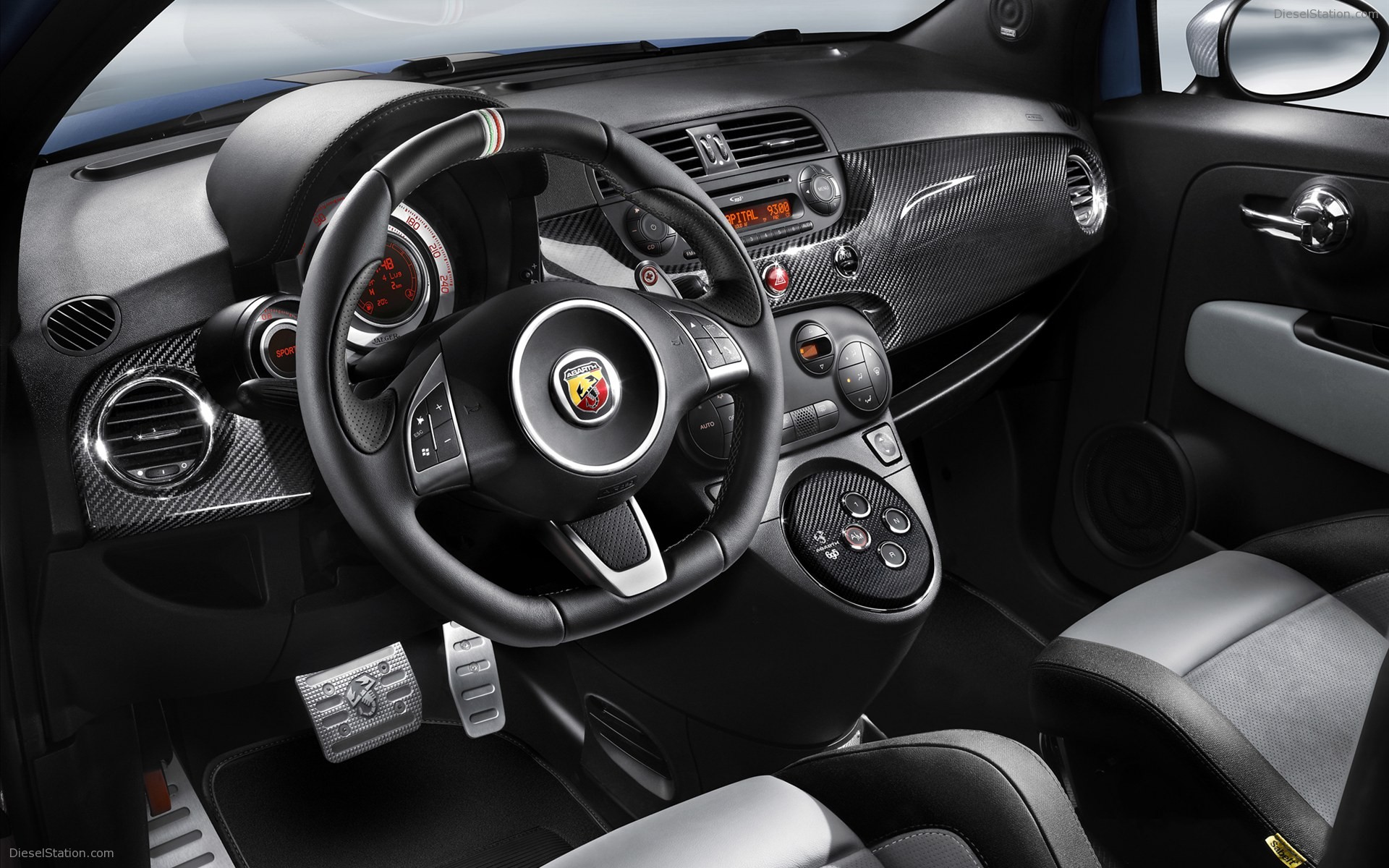 Abarth 695 Tributo Ferrari 2011