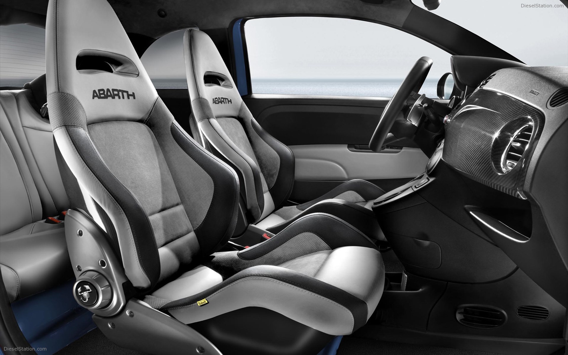 Abarth 695 Tributo Ferrari 2011