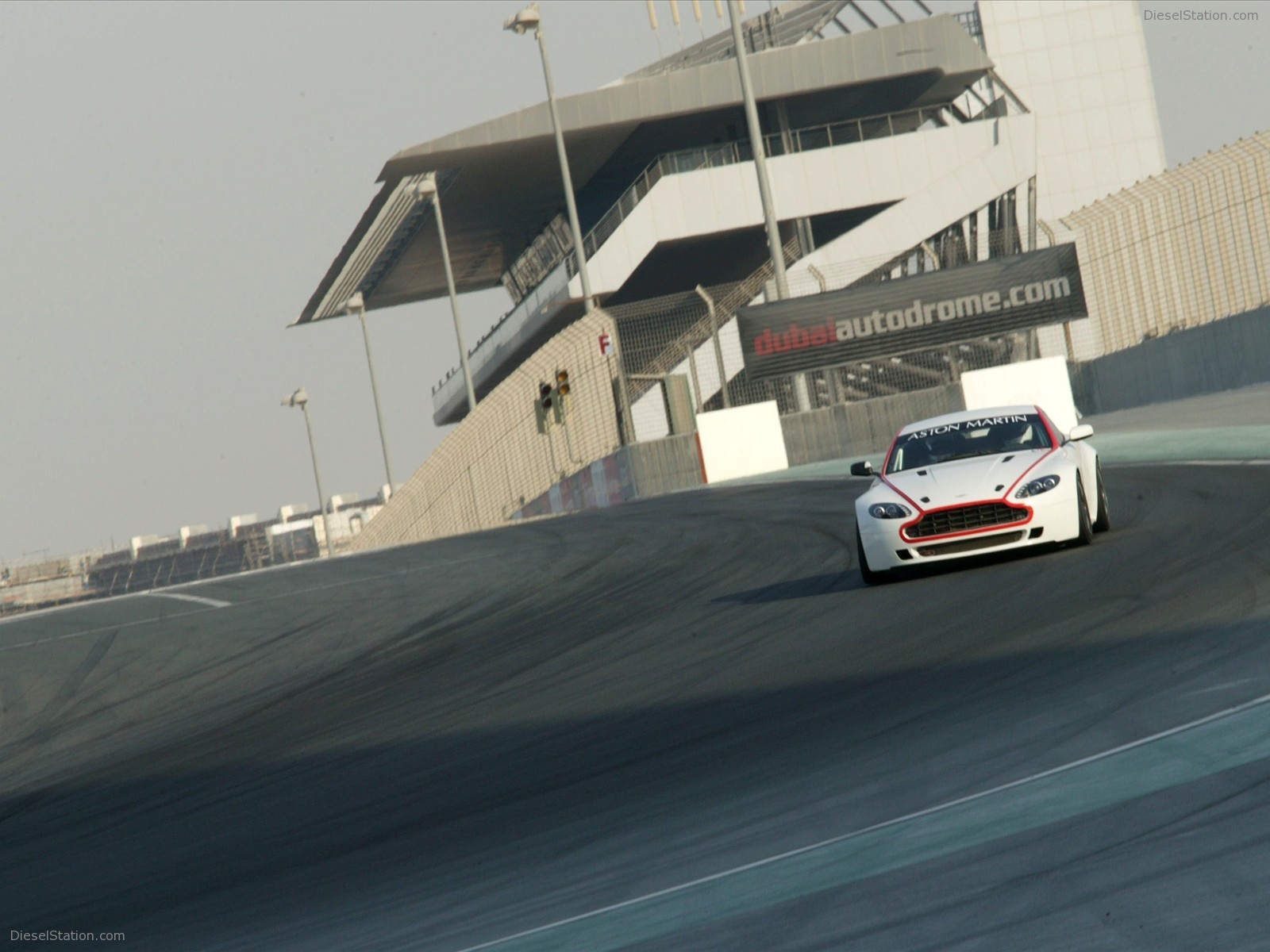 Aston Martin New Vantage GT4