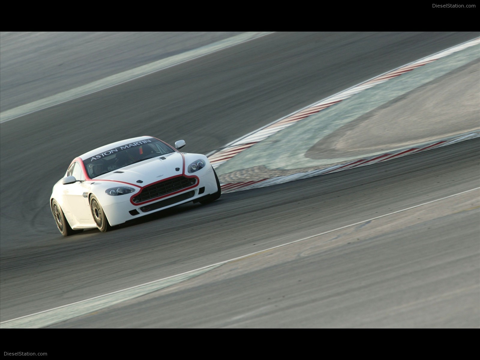 Aston Martin New Vantage GT4