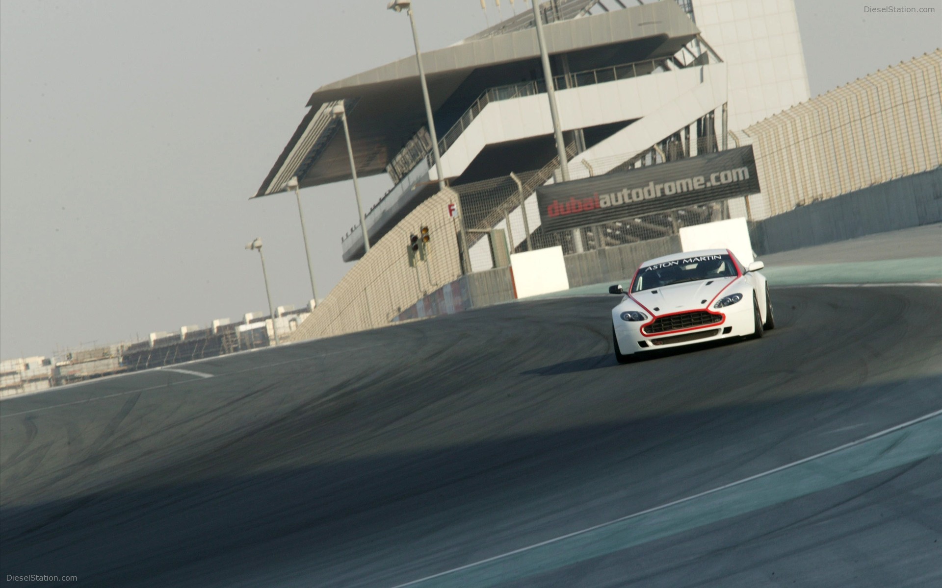 Aston Martin New Vantage GT4