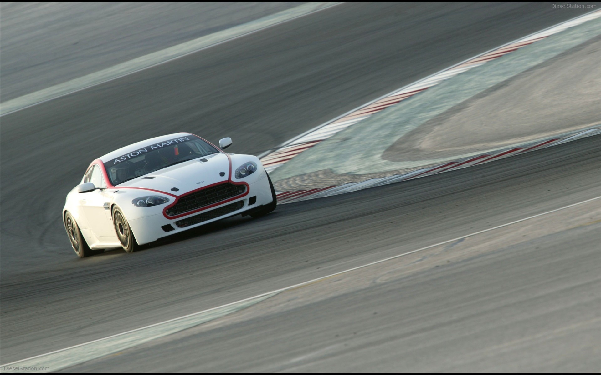 Aston Martin New Vantage GT4
