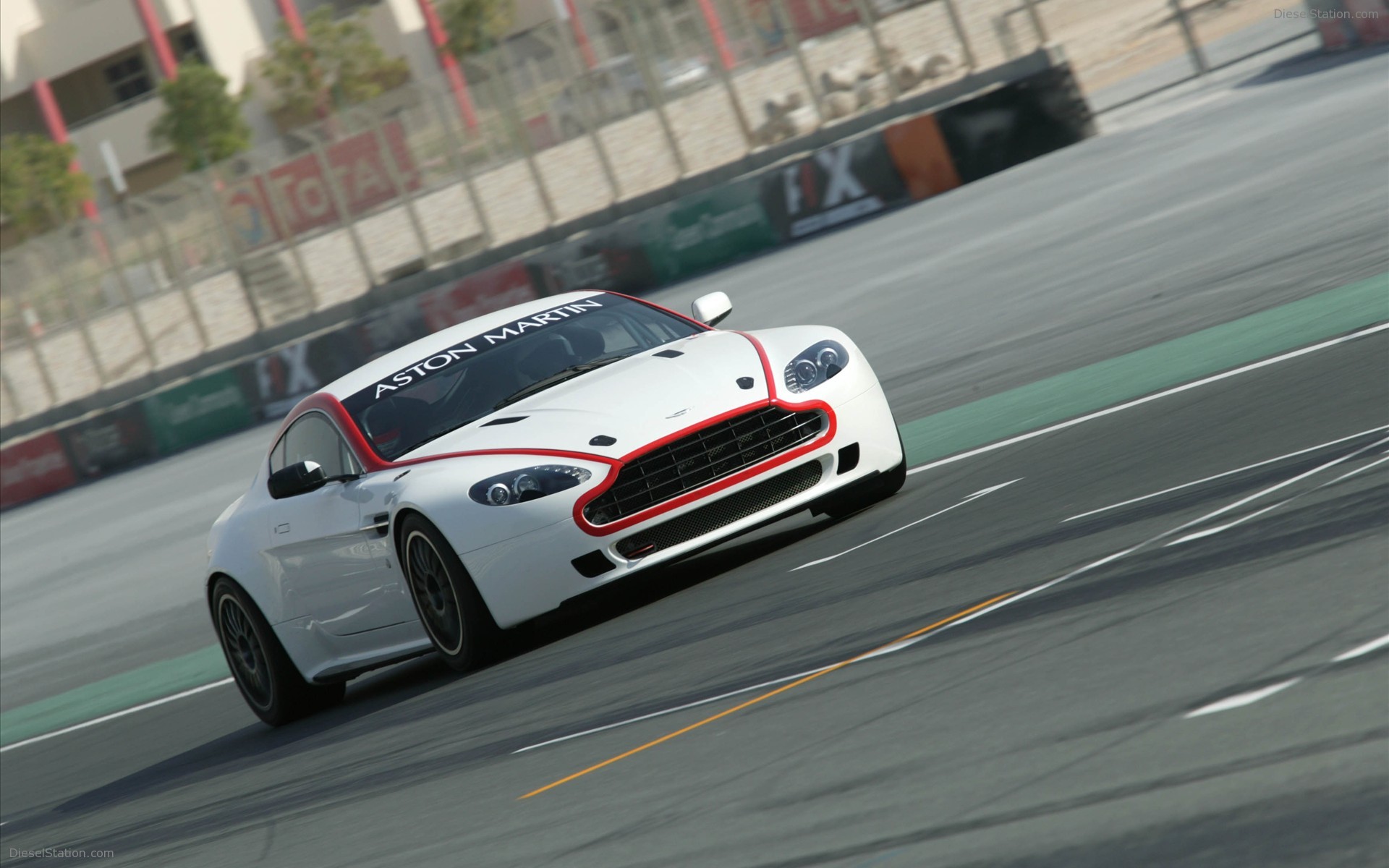 Aston Martin New Vantage GT4