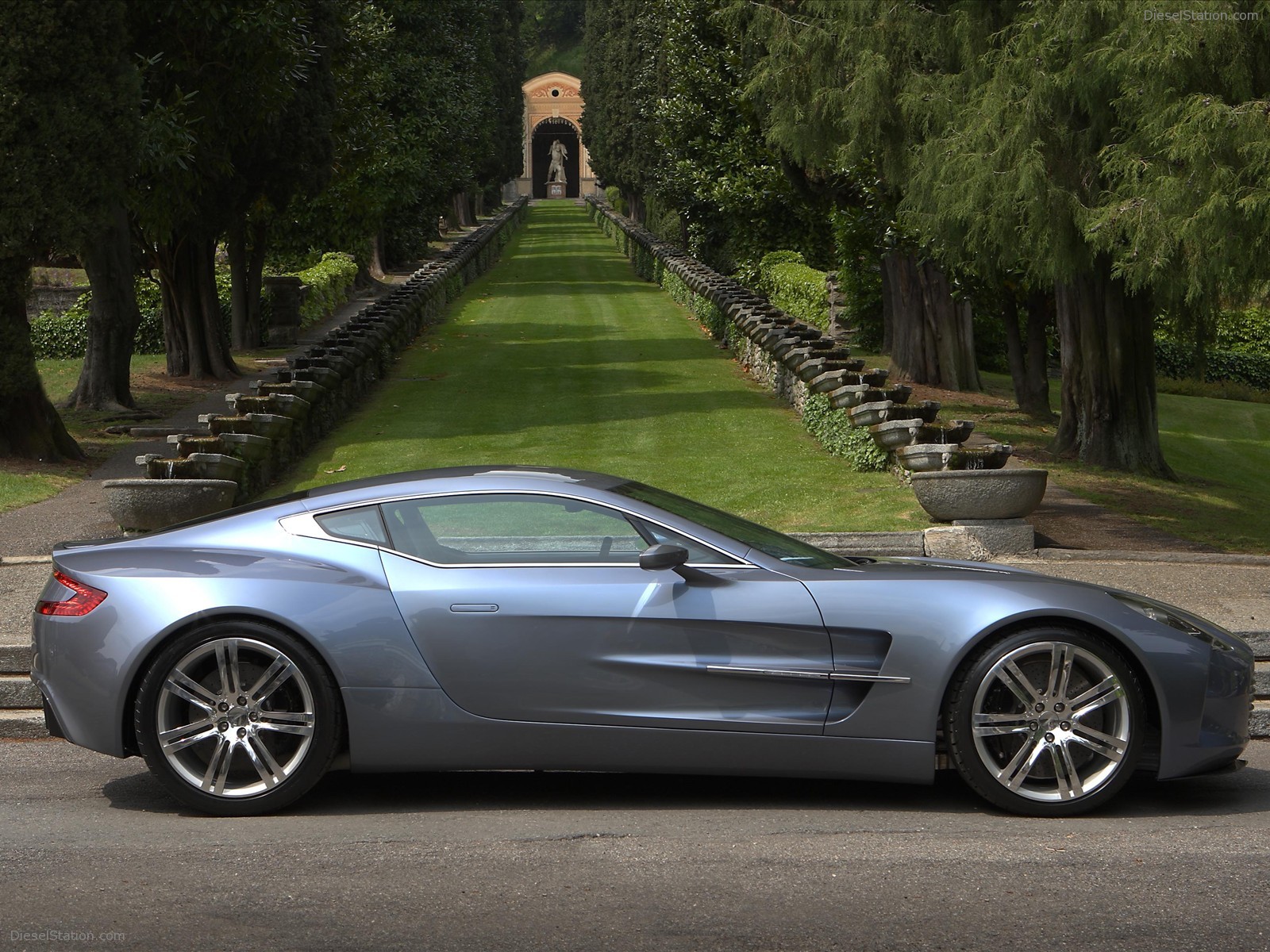 Aston Martin One 77 Breaks 220 MPH Record