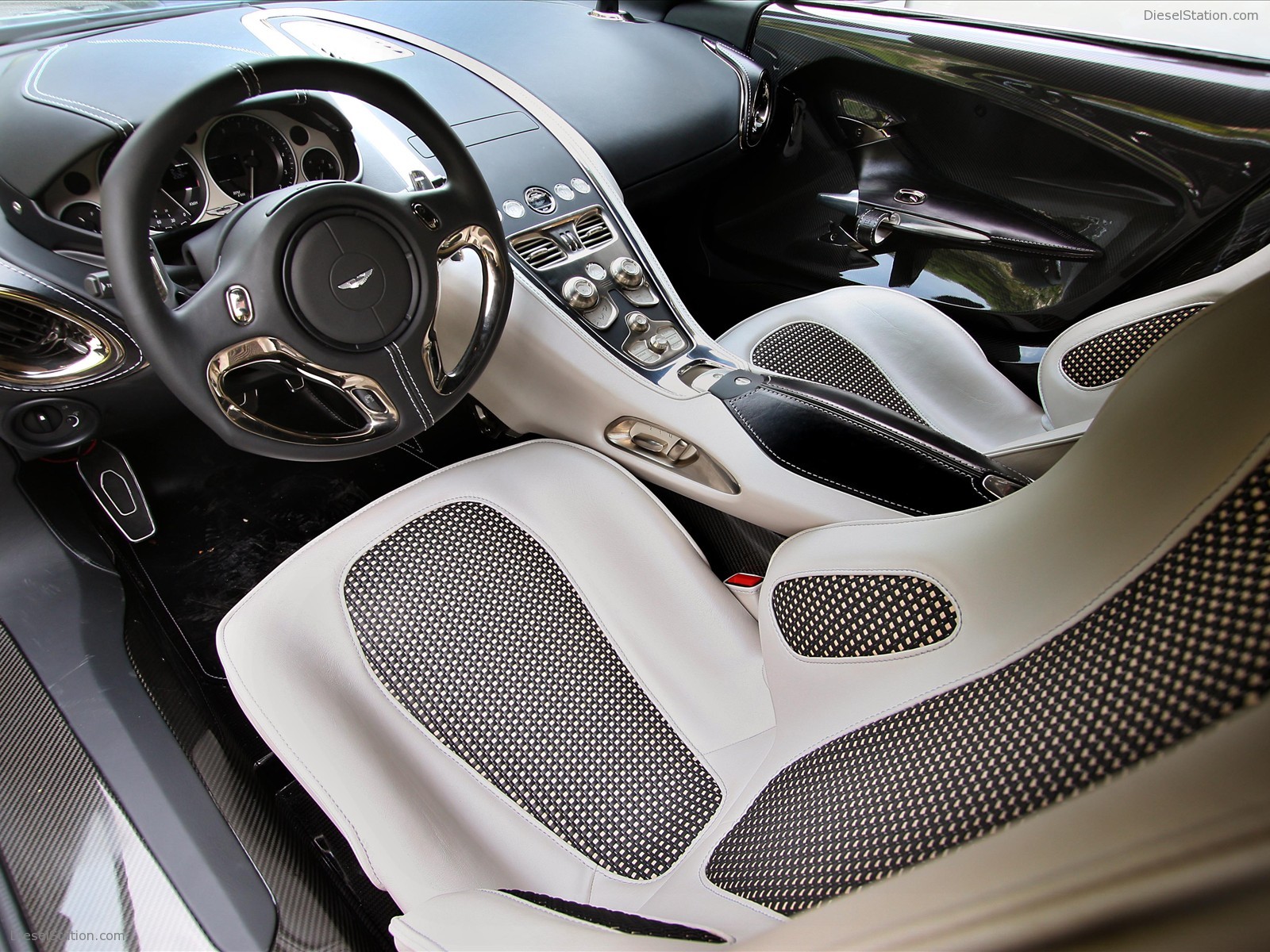 Aston Martin One 77 Breaks 220 MPH Record Aston Martin One 77 Breaks 220 MPH Record