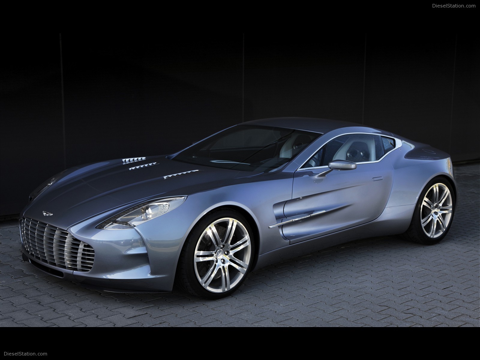 Aston Martin One 77 Breaks 220 MPH Record