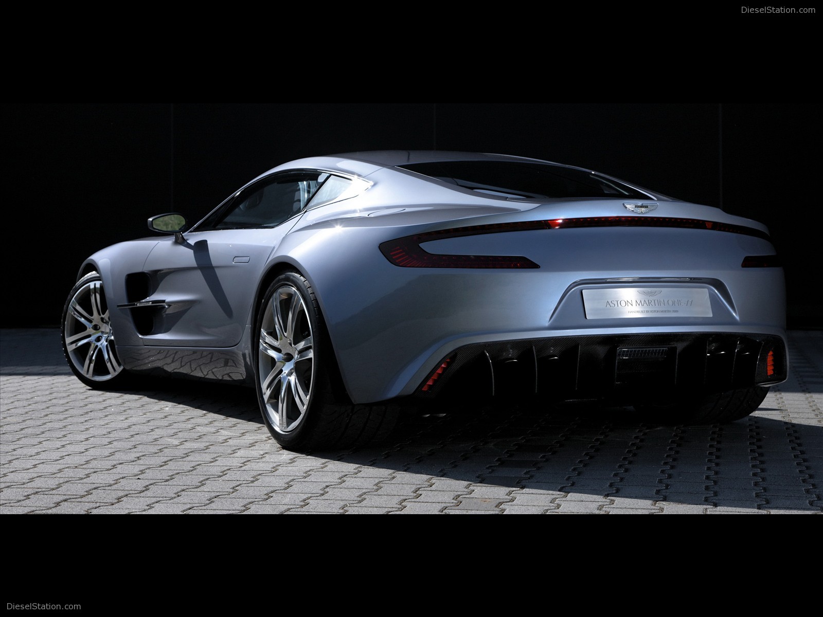 Aston Martin One 77 Breaks 220 MPH Record Aston Martin One 77 Breaks 220 MPH Record