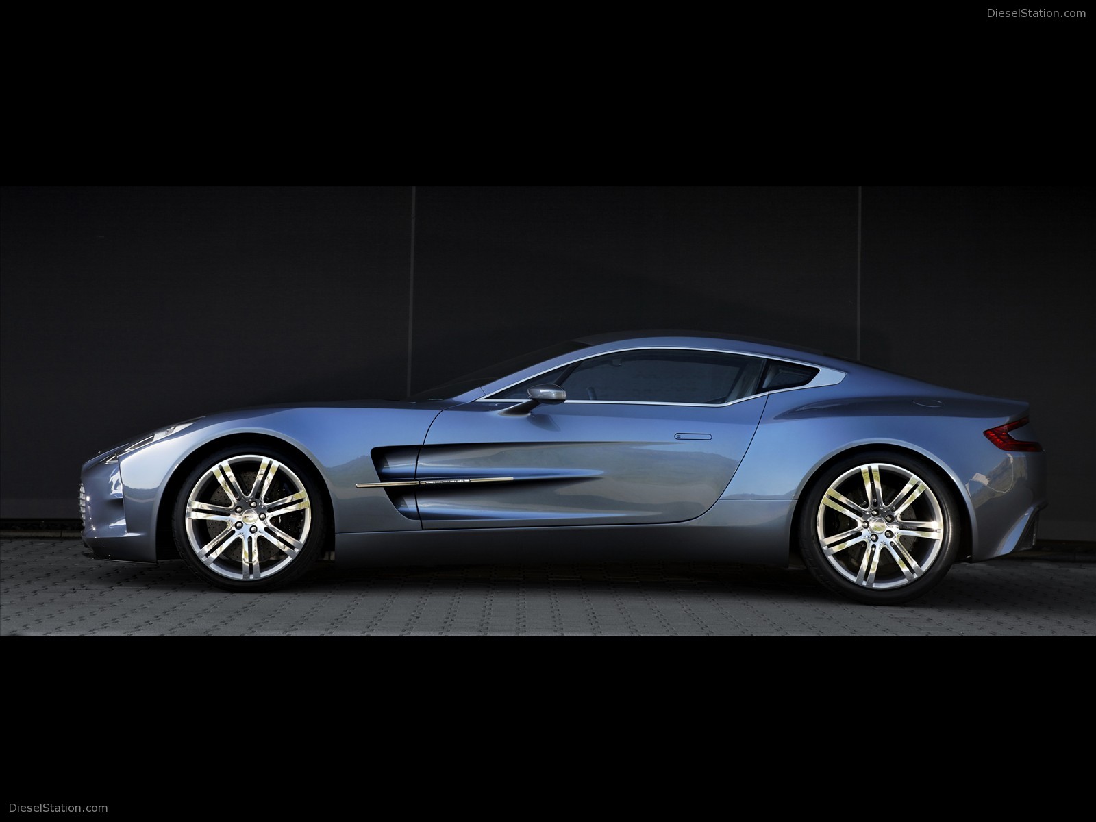 Aston Martin One 77 Breaks 220 MPH Record Aston Martin One 77 Breaks 220 MPH Record