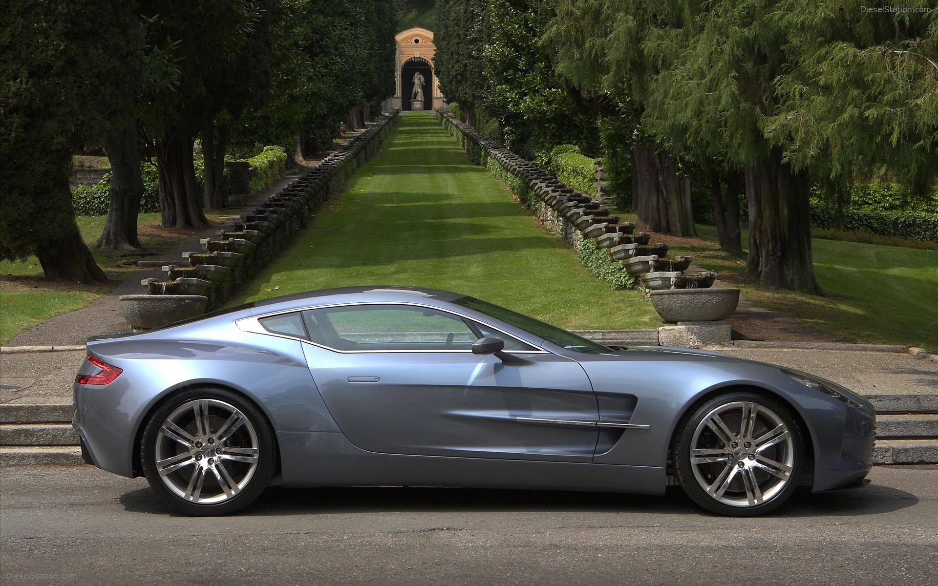 Aston Martin One 77 Breaks 220 MPH Record Aston Martin One 77 Breaks 220 MPH Record