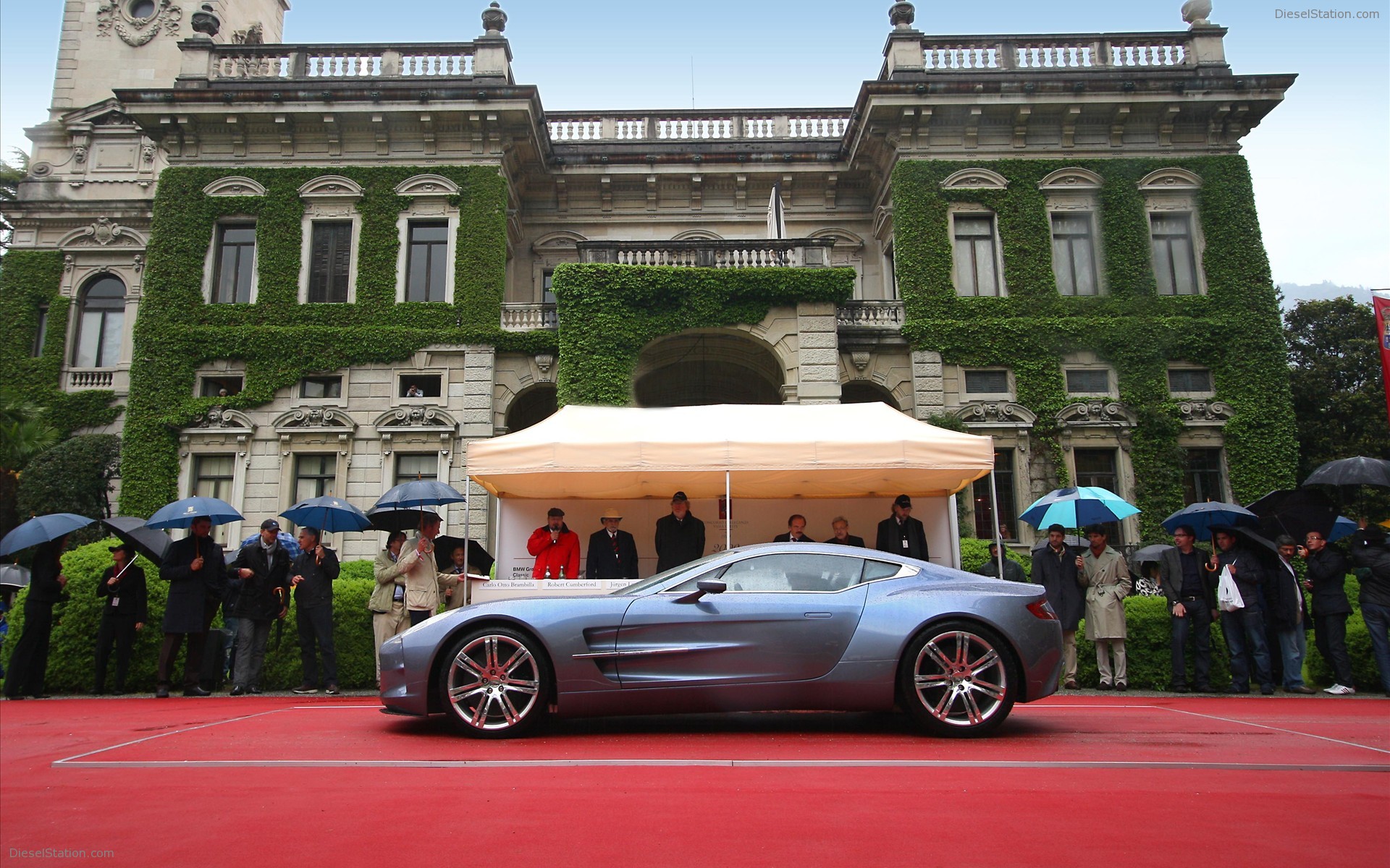 Aston Martin One 77 Breaks 220 MPH Record