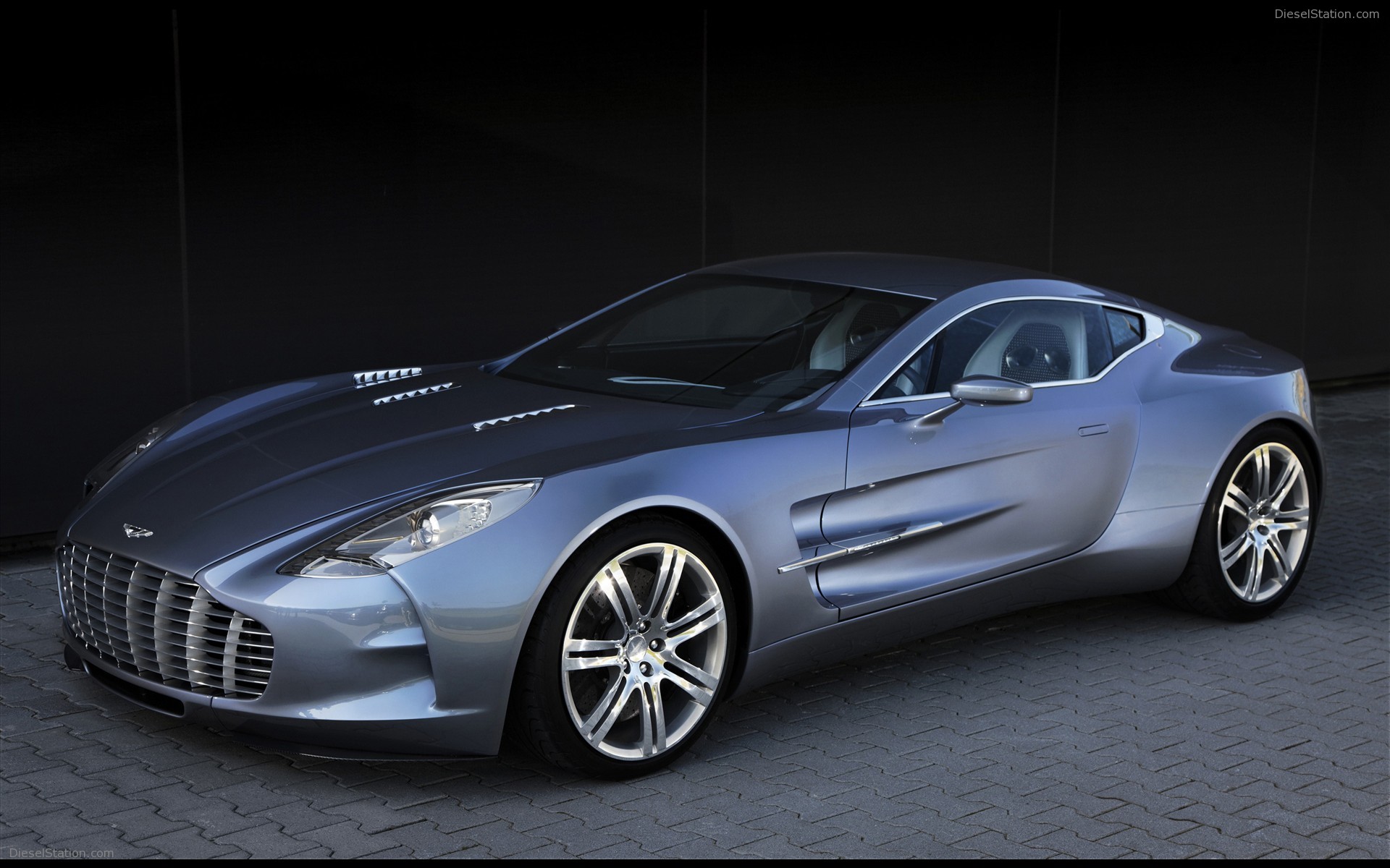 Aston Martin One 77 Breaks 220 MPH Record Aston Martin One 77 Breaks 220 MPH Record