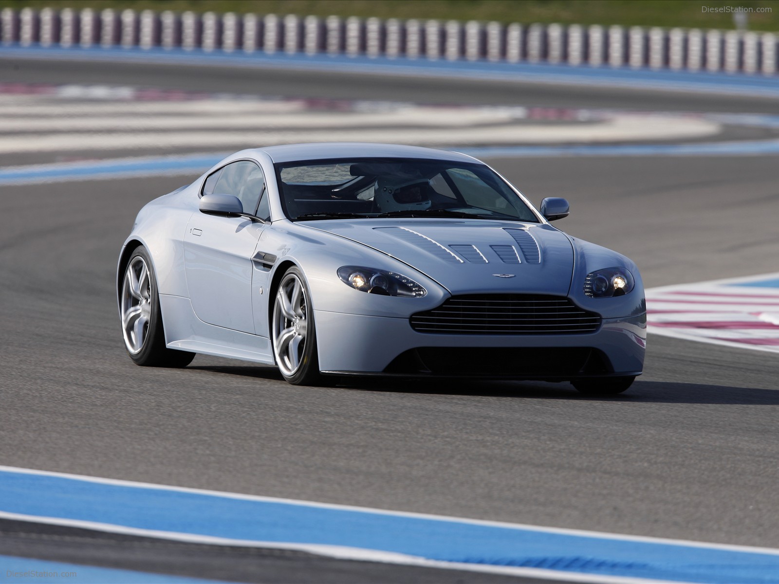 ASTON MARTIN V12 VANTAGE RS CONCEPT