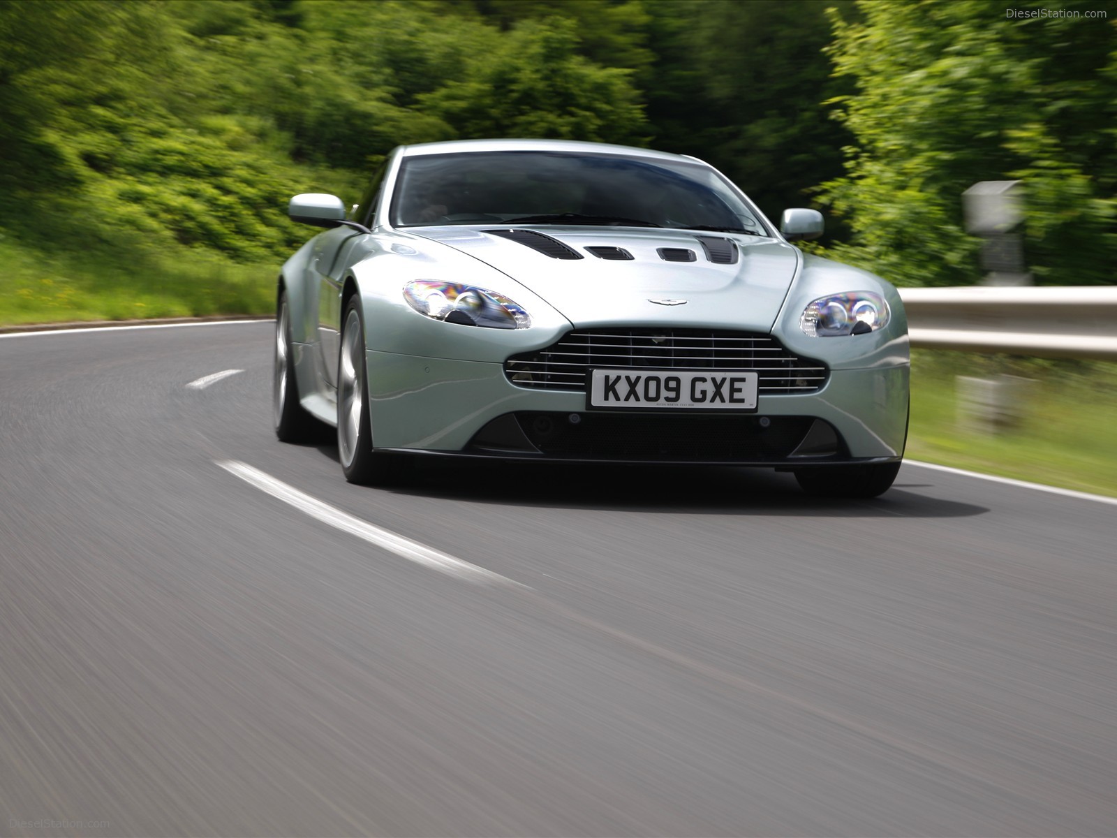 Aston Martin V12 Vantage