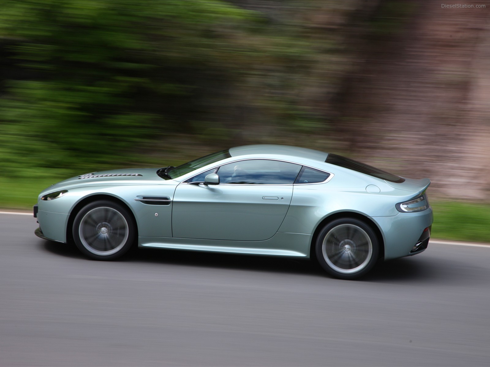 Aston Martin V12 Vantage
