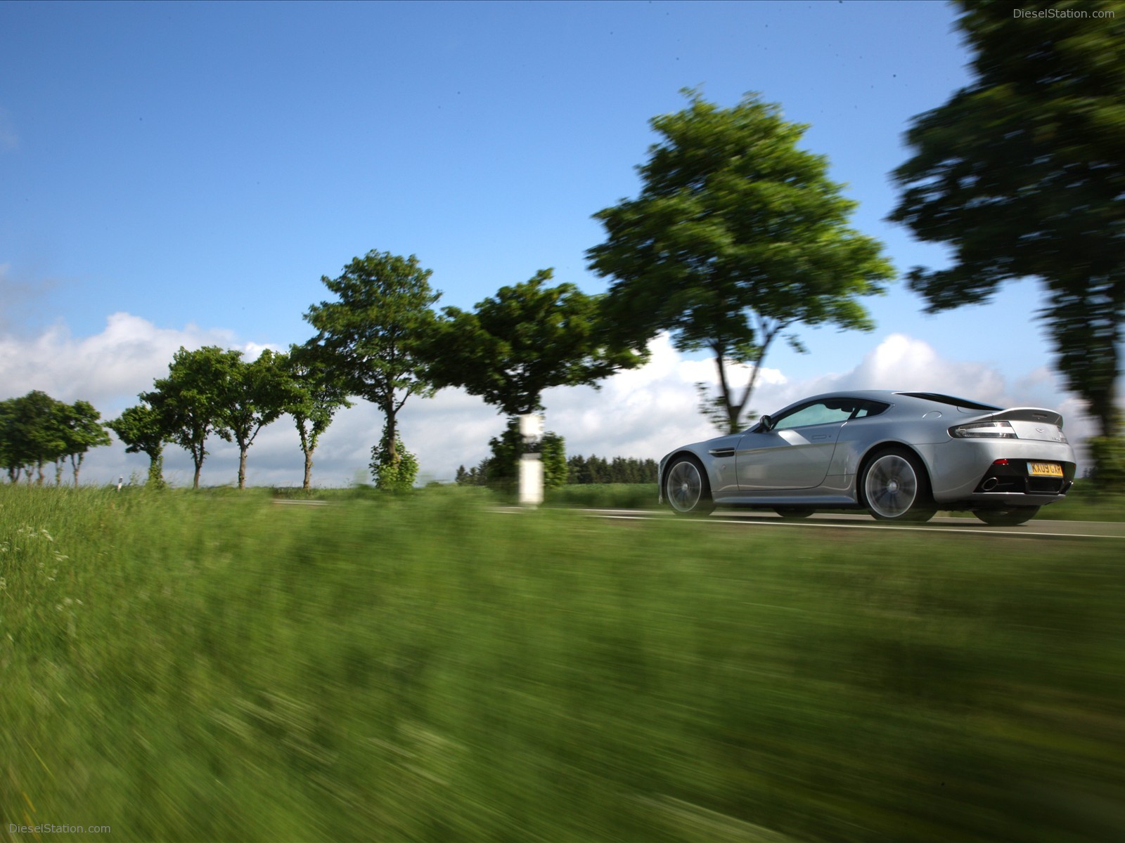 Aston Martin V12 Vantage