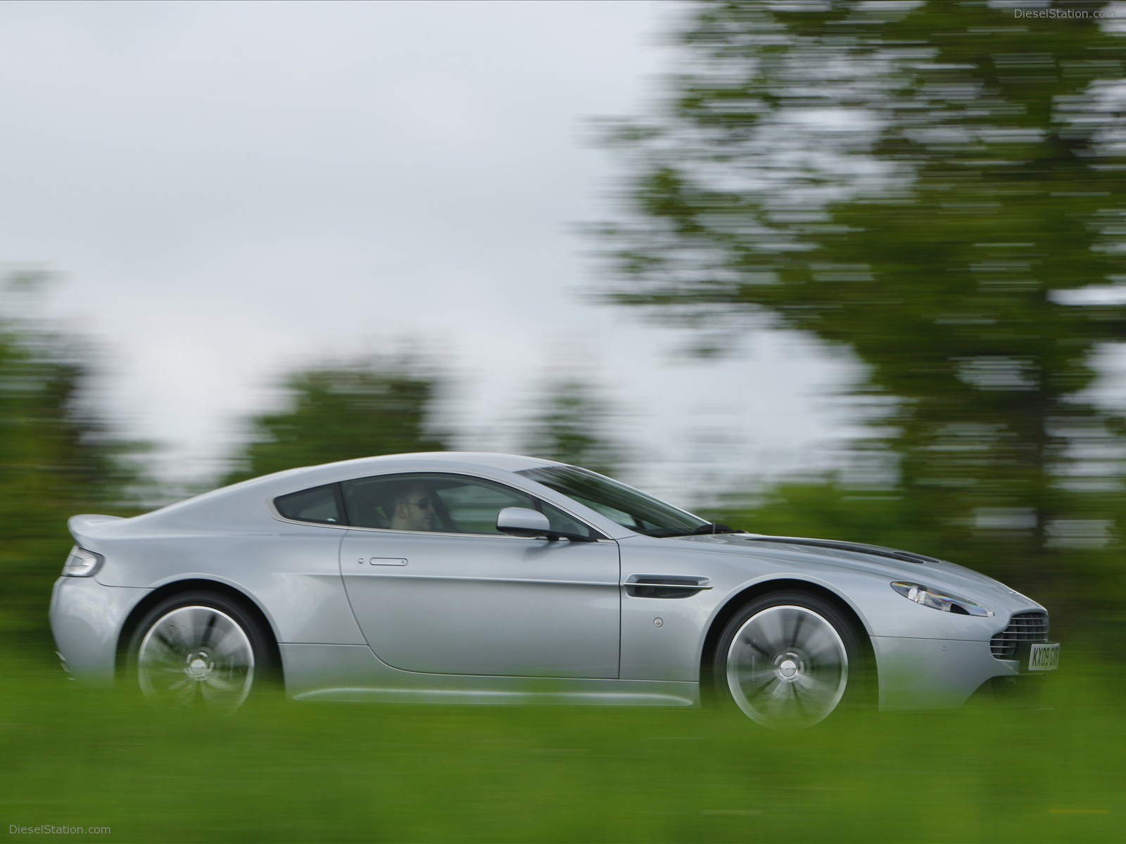 Aston Martin V12 Vantage